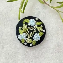 ハンドメイド刺繍ブローチ・ヘアゴム☆ブルーの小花