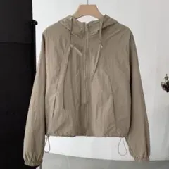 ベージュフード付き マウンテンパーカーベージュXL　ショート丈ジャケット薄手軽い
