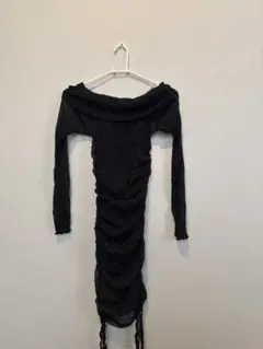 オフショルダー ブラック ドレス