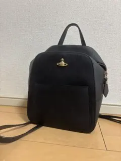 ヴィヴィアンウエストウッド エンブレム刺繍 黒リュック 三角形デザイン ヴィヴィアンウエストウッド エンブレム刺繍 黒リュック 三角形
