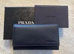 新品! PRADA サフィアーノ レザー キーケース ダークネイビー