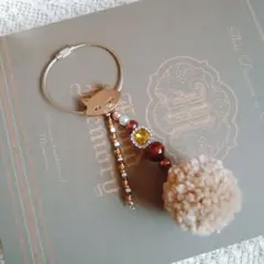 キラキラネコちゃんボンボンキーリング ゴールド