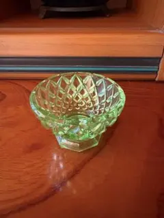 緑色カットガラスボウル ブラックライト蛍光　ウランガラス