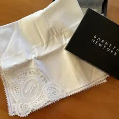 BARNEYS NEW YORK 刺繍入りハンカチ