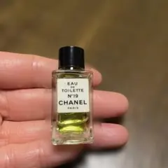 CHANEL 香水 No.19 オーデトワレ 4ml