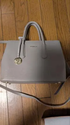 FURLA グレー ハンドバッグ チャーム付き
