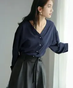 【SAISON DE PAPILLON】Vネック 長袖ブラウスM ネイビー