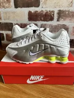 Nike Shox R4 スニーカー シルバー/ホワイト 23.0cm