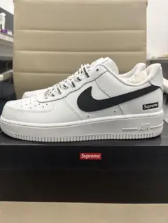 Nike x Supreme Air Force 1 白いスニーカー