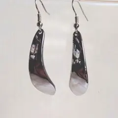 プレーンなメタルパーツのピアス