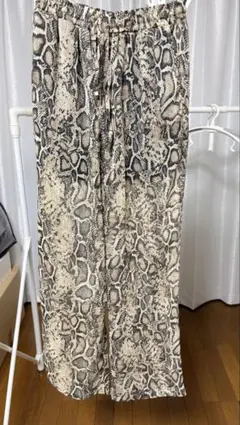ヘビ柄カジュアルパンツ Sサイズ