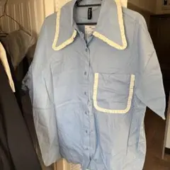 フリル付きライトブルー半袖シャツ