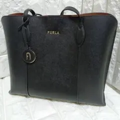 フルラ レザー トートバッグ ブラック ヴィットリア 現行ロゴ ロゴチャーム