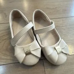 リボン付きベージュバレエシューズ