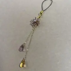 17.紫色花形チャーム　ドロップビーズ付きストラップ