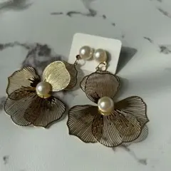 【新品未使用】大ぶり フラワー ゴールド 両耳用ピアス パール 揺れる 韓国風
