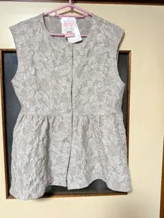 【新品✨️】しまむらRose Farm花柄ペプラムジレ