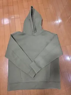 プラステでフード付きオリーブグリーンパーカー