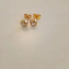 ゴールド スタッドピアス クリスタル装飾