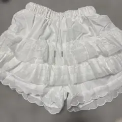 レースフリル付きホワイトショートパンツ