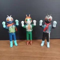 当時物　ポピー製「仮面ライダー」青成型と黒成型及びV3のミニソフビフィギュア3点