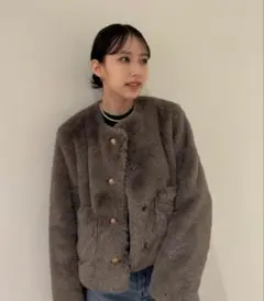 Mila Owen 金ボタンクロップドファージャケット