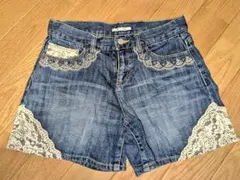 axes femme デニムショートパンツ レース・パール装飾付き