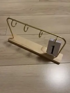 木製と金属製のカードスタンド