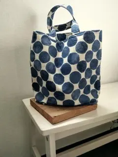 ハンドメイドトートバッグ　ドット　水玉模様　藍色水玉　北欧風花柄　ネイビー花柄