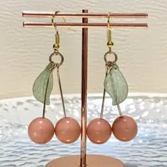 葉付き　さくらんぼ　チェリー　揺れる　フルーツ　ミニチュア　ピンク　ハンドメイド
