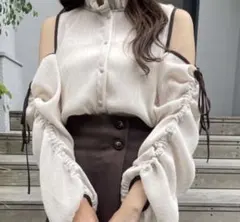 NICE CLAUP ナイスクラップ 肩あきリボンブラウス