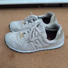 32 New Balance ベージュ スニーカー