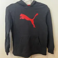 PUMA 黒 レッドロゴ パーカー　トレーナー　140