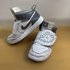 NIKE ナイキ　キッズ　スニーカー　ジョーダン　Sky Jordan 22のサムネイル