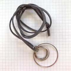 大きめ　メタル　ハンドメイド　メガネホルダー・牛革紐ペンダント・ネックレス