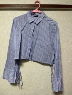 BEAMS 青と白のストライプ クロップドシャツ