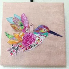 20ｘ20　はばたく鳥　3D　カラフルな刺繍の鳥アートコラージュ　胸にピンク花