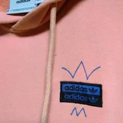 adidas ピンク フード付きパーカー J/XS