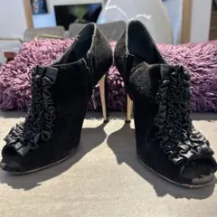 ブラックスエードフリルオープントゥハイヒール