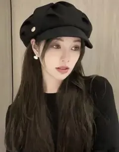 黒のキャスケット 金色ボタン付き