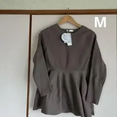 【新品】ｙｕｒｉｋa ぺプラム　プルオーバー　M モカ