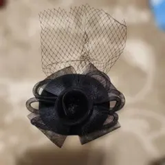 トーク帽みたいな　黒のフラワー＆リボンのヘアアクセサリー