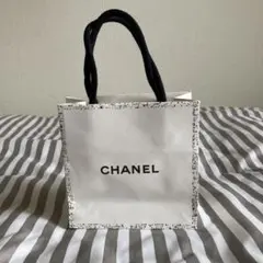 CHANEL ホワイト紙袋カメリアモチーフ