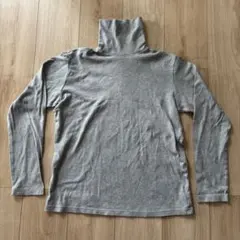 ユニクロ　タートルネックグレーカットソー　ソフトタッチコットン(Mサイズ)