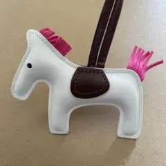 馬型レザー チャーム 白とピンク