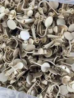 マットゴールド　ネジバネ　イヤリング金具　まとめ売り900個