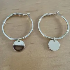 ゴールド　フープピアス 円形チャーム付き