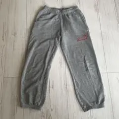 PUMA グレー スウェットパンツ ロゴ入り