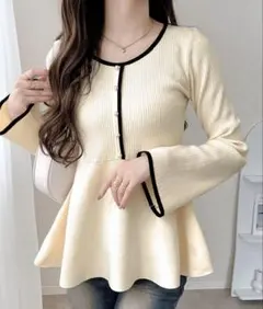 【mily bilet】配色パールボタンリブニットペプラムトップス