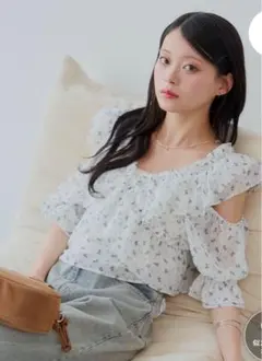 【Chico】シアーフラワーショルダースリットフリルブラウスのサムネイル